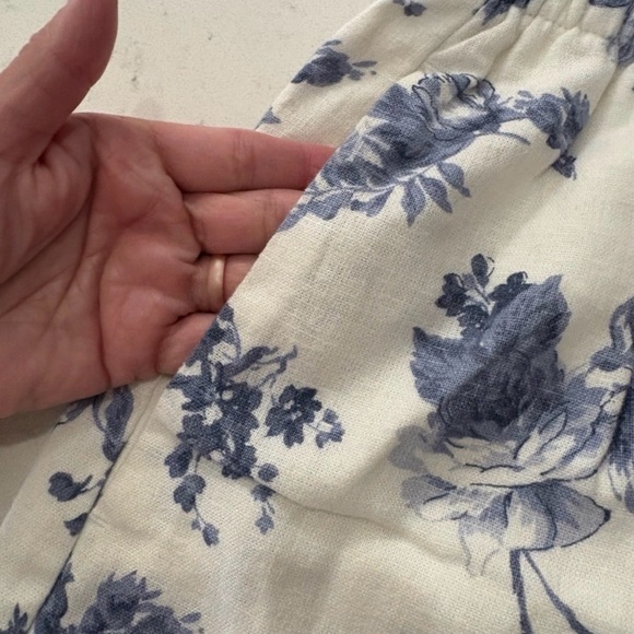 ABERCROMBIE & FITCH linen blend shorts in toile white with blue floral print - Picture 8 of 10